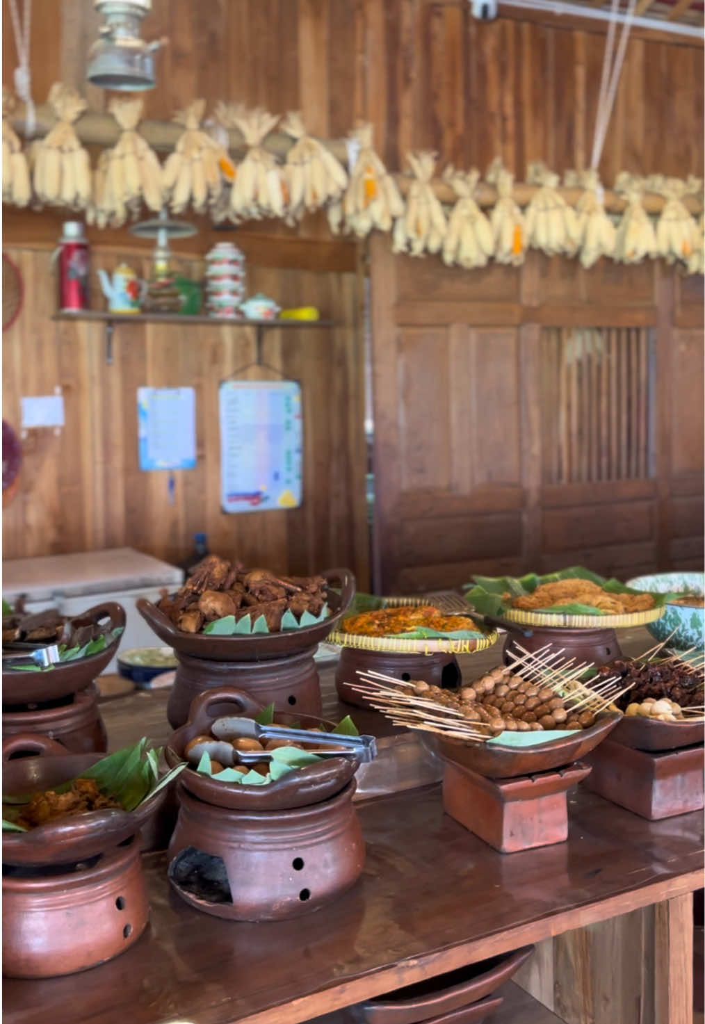 📍Pawon Tinom  (Jalan Kalimantan No.187 GKB, Gresik, Jawa Timur)  ⏰ Senin-Minggu  06.00 - 17.00 (Prasmanan)  17.00 - 21.00 (Angkringan) #kuliner #kulinertiktok #kulinergresik #fyp #fypp 