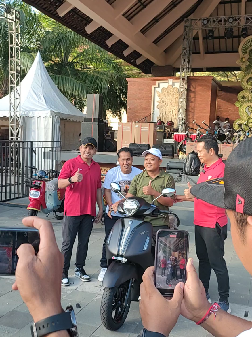 pemenang undian berhadiah dalam rangka fun walk jalan santai hari ultah kab.jembrana dan hari kemerdekaan RI #hadiah #sepedamotor #filano #jembrana #kaget 