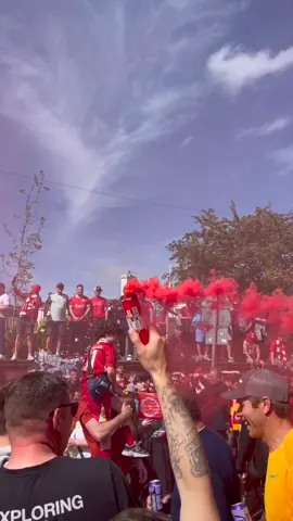 Premier League er tilbake, ligamesterskapet skal forsvares, alle øyne er rettet mot Liverpool.  De skal tas. Festning Anfield erobres, de røde rives ned fra sin trone.  Eller?  For Liverpool skal angripe, med Mohamed Salahs pil og bue. Og Slot har rustet opp, med en offensiv hær. De skal herje, de skal hamre inn mål.  Kan de andre holde tritt med Florian Wirtz, og lynkvikke Ekitike som skal vrikke seg mellom linjene. Milos Kerkez og Jeremie Frimpong sin første sesong sammen, fosser fremover.  Angrep, forsvar. Er forsvaret sterkt nok, er forsvaret for tynt, holder forsvaret? Det vil tiden vise. Det vil Virgil vise. Velkommen til ligastart. Tittelen skal forsvares, ligaen skal angripes.  Musikk: Heroic by Alex-Production, promoted by Chosic, Creative Commons CC BY 3.0 #liverpool #lfc #lfcscn #ynwa #PremierLeague 