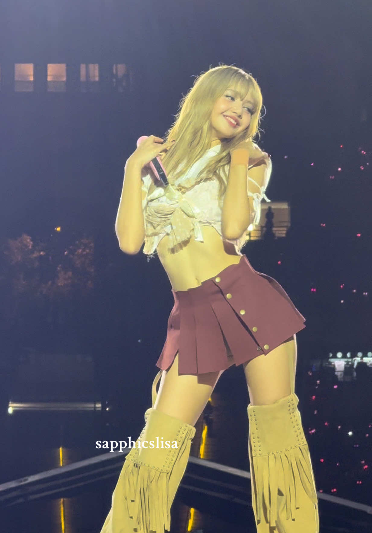 just trying to avoid all signs and phones in front of me to capture this beauty 😂 #DEADLINETOUR #BLACKPINK #LISA 