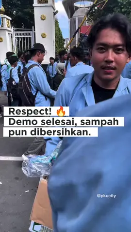 setelah demo pada hari kamis, para mahasiswa langsung bersih-bersih kan sampahnya 💪 Bukan cuma teriak tuntutan, mereka juga jaga kebersihan 🙌 Kalau semua aksi kayak gini, setuju gak vibes-nya bakal lebih positif? #ViralTikTok #pkucity #fypp #demo #pekanbaru 