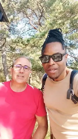 Un ami m’a emmené pour ma version perso de “Rendez-vous en terre inconnue”, dans une partie magique de la Drôme. À 1000 mètres d’altitude, loin de tout, j’ai découvert un ermitage et l’histoire d’un ermite disparu en 2013 - site  préservé