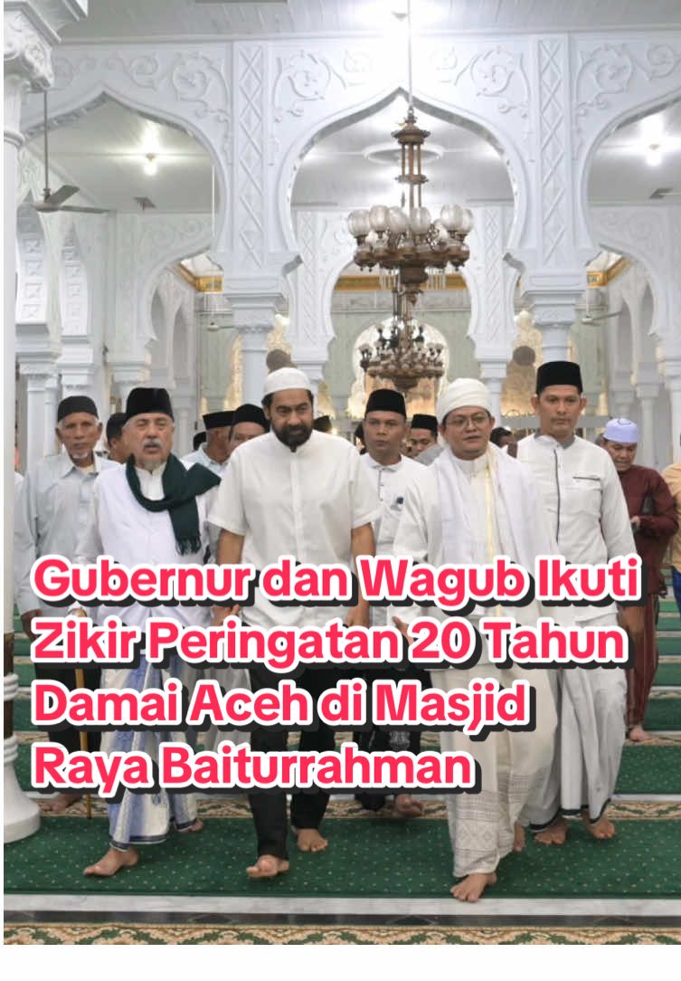 Banda Aceh – Gubernur Aceh Muzakir Manaf bersama Wakil Gubernur Fadhlullah menghadiri kegiatan Zikir dan Doa bersama di Masjid Raya Baiturrahman, Kamis malam (14/8/2025), dalam rangka memperingati 20 tahun Damai Aceh. Kegiatan ini juga dihadiri Kepala Dinas Syariat Islam Aceh, pimpinan SKPA terkait, para alim ulama, tokoh masyarakat, dan para jamaah.
 Zikir Damai Aceh merupakan agenda tahunan sebagai bentuk syukur atas tercapainya perdamaian di Bumi Serambi Mekkah. Puncak peringatan Hari Damai Aceh jatuh pada 15 Agustus, menandai hari penandatanganan kesepakatan damai antara Pemerintah RI dan GAM di Helsinki pada 15 Agustus 2005.
 Pada tahun ini, zikir dan doa dipimpin oleh Ustadz Samunzir.
 Usai zikir dan doa, Wakil Gubernur Fadhlullah yang mewakili Gubernur menyampaikan sambutan. Ia mengajak seluruh masyarakat untuk senantiasa bersyukur atas nikmat perdamaian yang telah terjaga selama dua dekade.
 “Selama 30 tahun kita menjalani konflik bersenjata, hingga akhirnya Allah SWT memberikan rahmat perdamaian. Alhamdulillah, kini usia damai Aceh telah memasuki 20 tahun. Mari kita renungi dan syukuri nikmat ini,” ujarnya.
 Wagub menegaskan bahwa Pemerintah Aceh berkomitmen menjaga dan merawat perdamaian hingga ke anak cucu. “Setiap kekurangan akan kita evaluasi dan perbaiki bersama. Setiap kelebihan akan kita syukuri. Mari terus kita jaga perdamaian ini,” tambahnya.
 Acara zikir dan doa bersama ini menjadi kegiatan penting untuk mempererat persaudaraan, menumbuhkan semangat kebersamaan, dan memperteguh komitmen seluruh elemen masyarakat Aceh dalam menjaga kedamaian yang telah diraih. #aceh #bandaaceh #zikir #pemerintahaceh #fypage 