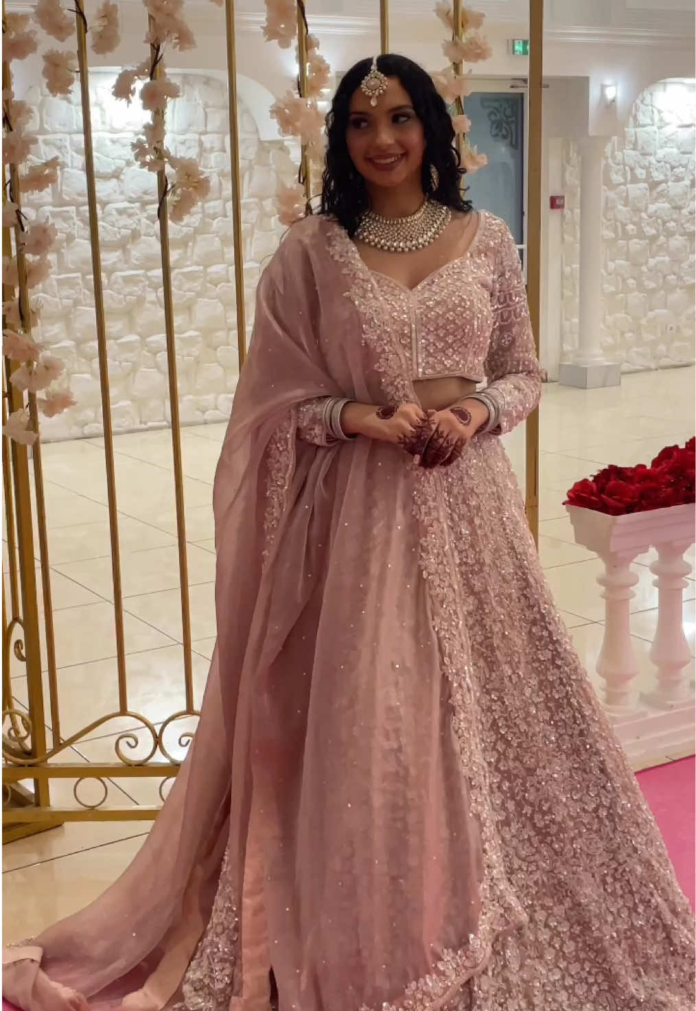 Obligé de se mettre au top pour le mariage de sa bestie 💖  Ma tenue vient de chez @bombaylocation  #fyp #desitiktok #lehenga #pourtoii #pakistani_tik_tok 