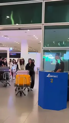 JKT48 tiba di Malaysia🇲🇾 sc vidio live:@bangjimmmm  #jkt48 #jkt48newera #z4ckk48 #fyp 