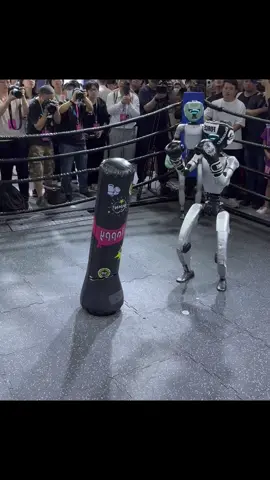 😂😂#box #robotsontiktok #realsteel #boxing #animatronic #wrc2025 #austinrobot #robot #boxfightingtips #airobot #Robots #tech #boxing #fight #Match #boxingfighters 