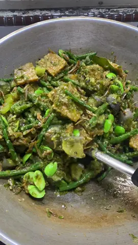 Lauk campur cabe ijo!  Bahan Cabe ijo 150gr Rawit ijo segenggam Bamer 15 Baput 7 Tomat ijo 1 Daun jeruk 2 Tempe 1 papan Kacang panjang secukupnya Terong 3 uk sedang Pete 3 ppn Teri 100gr Garam Penyedap Gula sedikit #masakanrumahan #lauksimple #cabeijo #laukcampur #resepsimple 