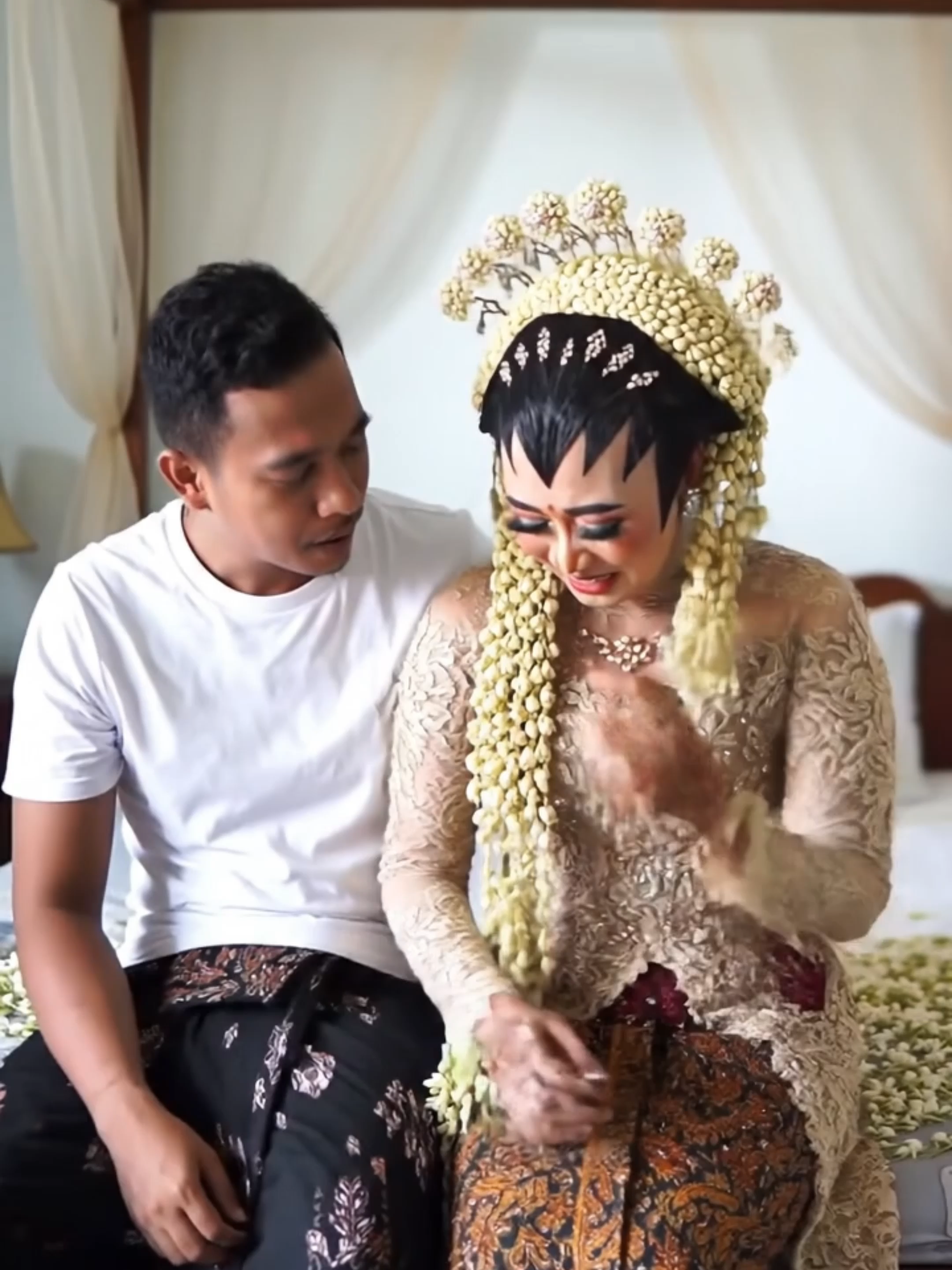 Moment Viral Menikah Dengan Sahabat Sendiri#fyp #fypシ #fypシ゚viral #fyppppppppppppppppppppppp #suamiistri #iburumahtangga #polisi #polisiindonesia #polisibaik #pernikahan #tniad #tnipolri #tni #tniindonesia🇮🇩 #cantik