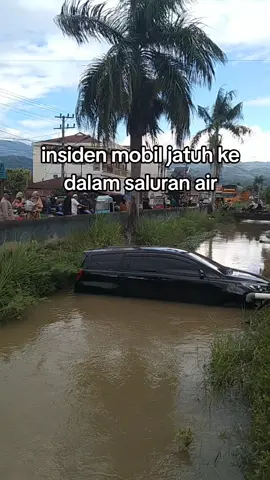 naas, satu unit mobil jenis Innova Reborn warna hitam jatuh kedalam saluran irigasi di belakang SPBU pasar baru Panyabungan. belum diketahui pasti apa penyebab sehingga mobil naas itu bisa berada di saluran air tersebut.