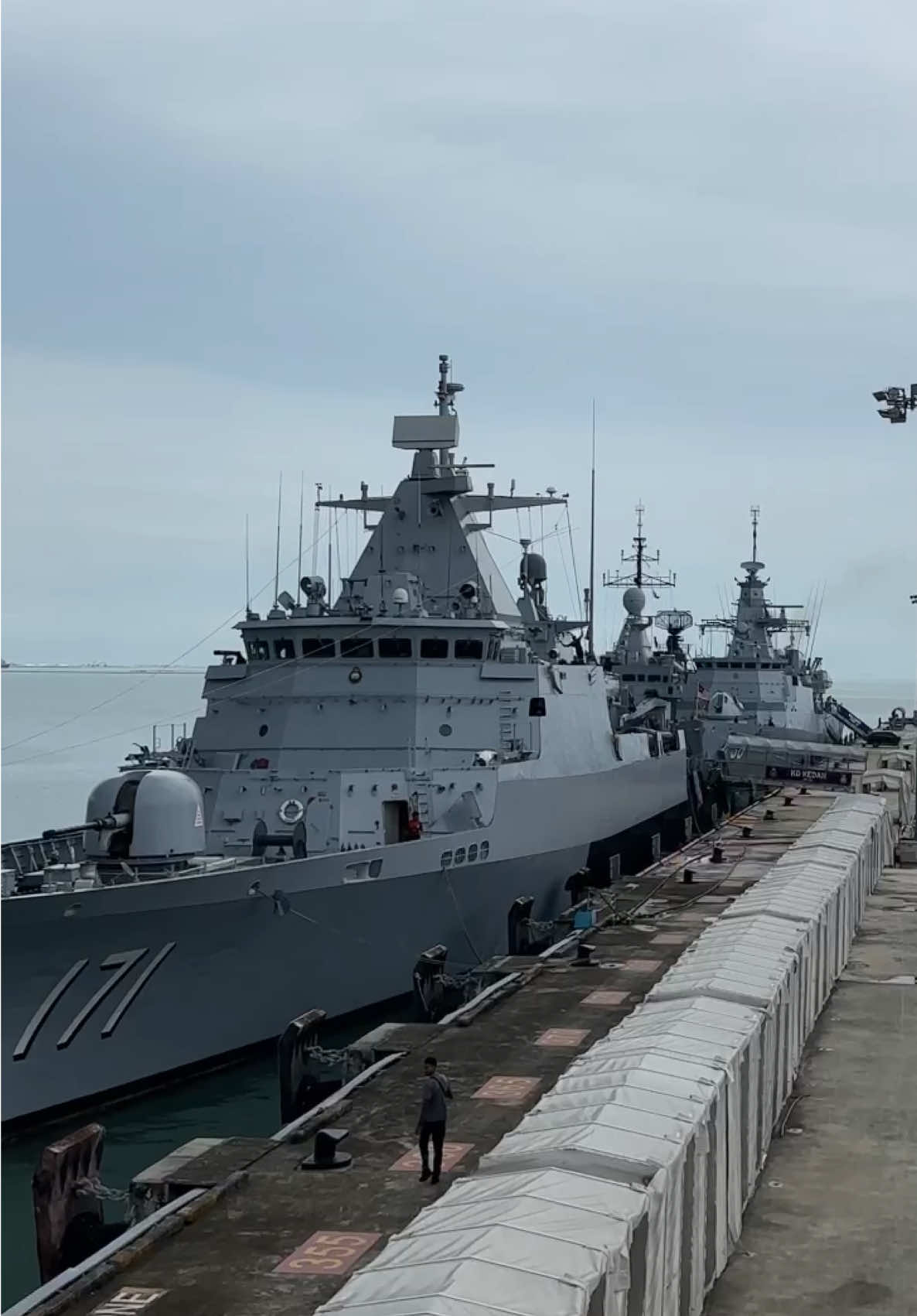 DEPA MAI DAH... Ini bukan filem Battleship tau, inilah kapal-kapal tentera laut dari negara ASEAN yang dah selamat merapat di Swettenham Pier Cruise Terminal untuk persediaan Hari Buletin 4.0 bersama TLDM 17 Ogos 2025 Ahad ni. Nak rasa pengalaman naik kapal Navy? Jom la mai.... jangan lupa bawa semua ahli keluarga dan Kawan-kawan, bukan senang depa nak berkumpul ramai-ramai dekat Penang macam ni. Jumpa anda di Padang Kota Lama! #royalmalaysiannavy #Buletinmutiara #penang2030 #malaysiamadani 