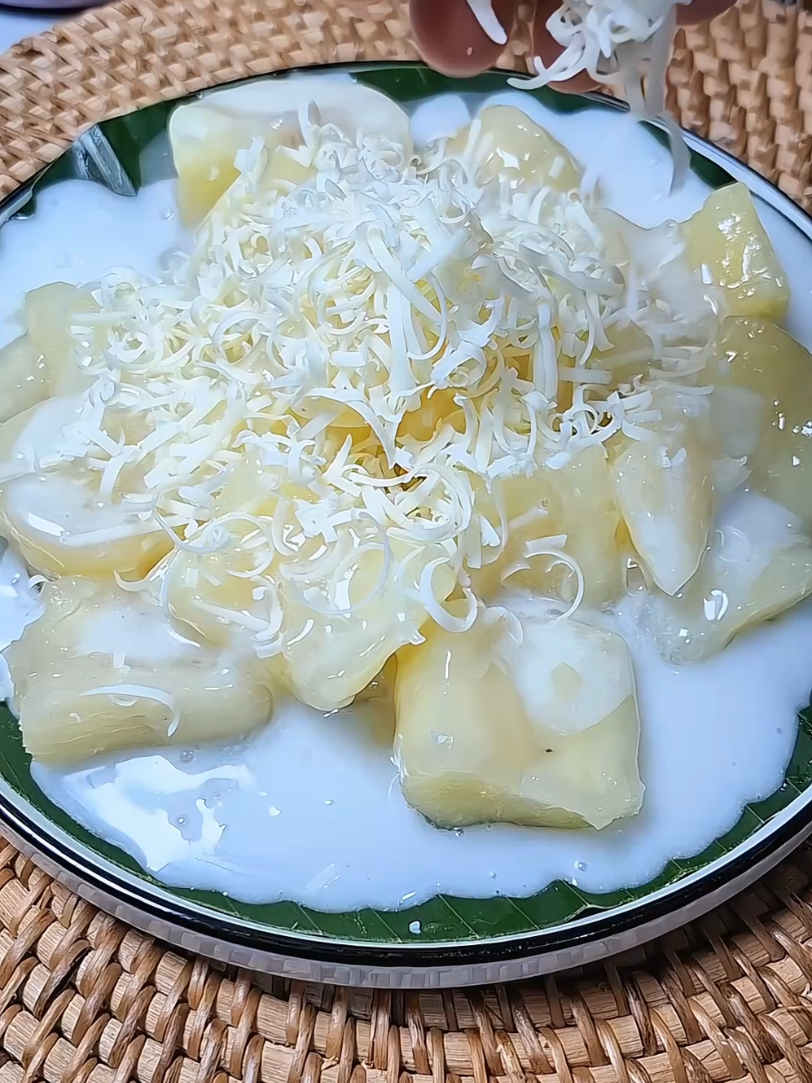 Santan gurih, singkong empuk, saus creamy… resep bahagia yang bisa dibuat di dapur rumah sendiri. 🍠🥥 #foryou #singkongthailand #resepsimple #singkong #beranda 