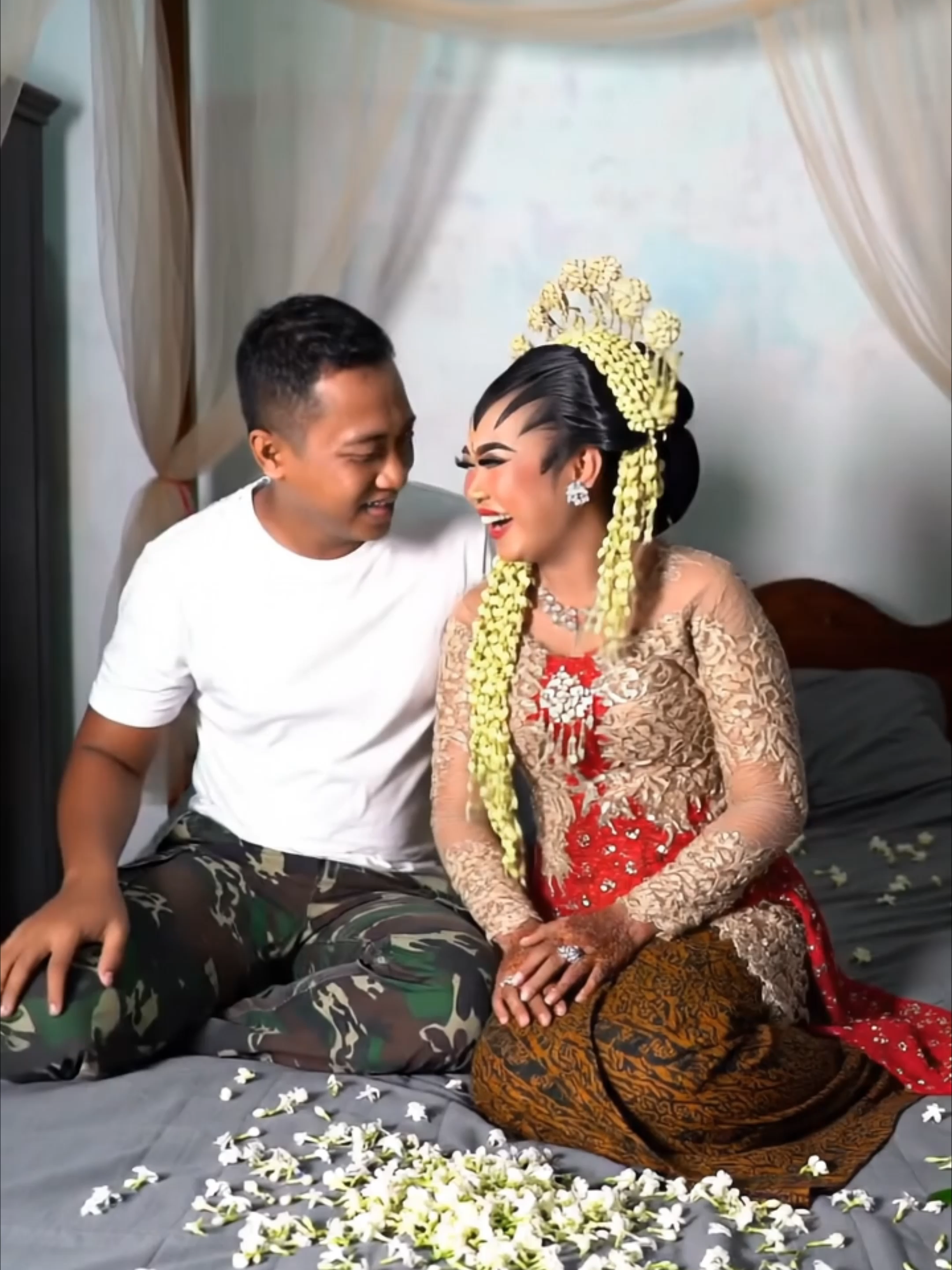 Viral Seorang Pengantin Pria Dapat Kentang#fyp #fypシ #fypシ゚viral #fyppppppppppppppppppppppp #suamiistri #iburumahtangga #polisi #polisiindonesia #polisibaik #pernikahan #tniad #tnipolri #tni #tniindonesia🇮🇩 #cantik