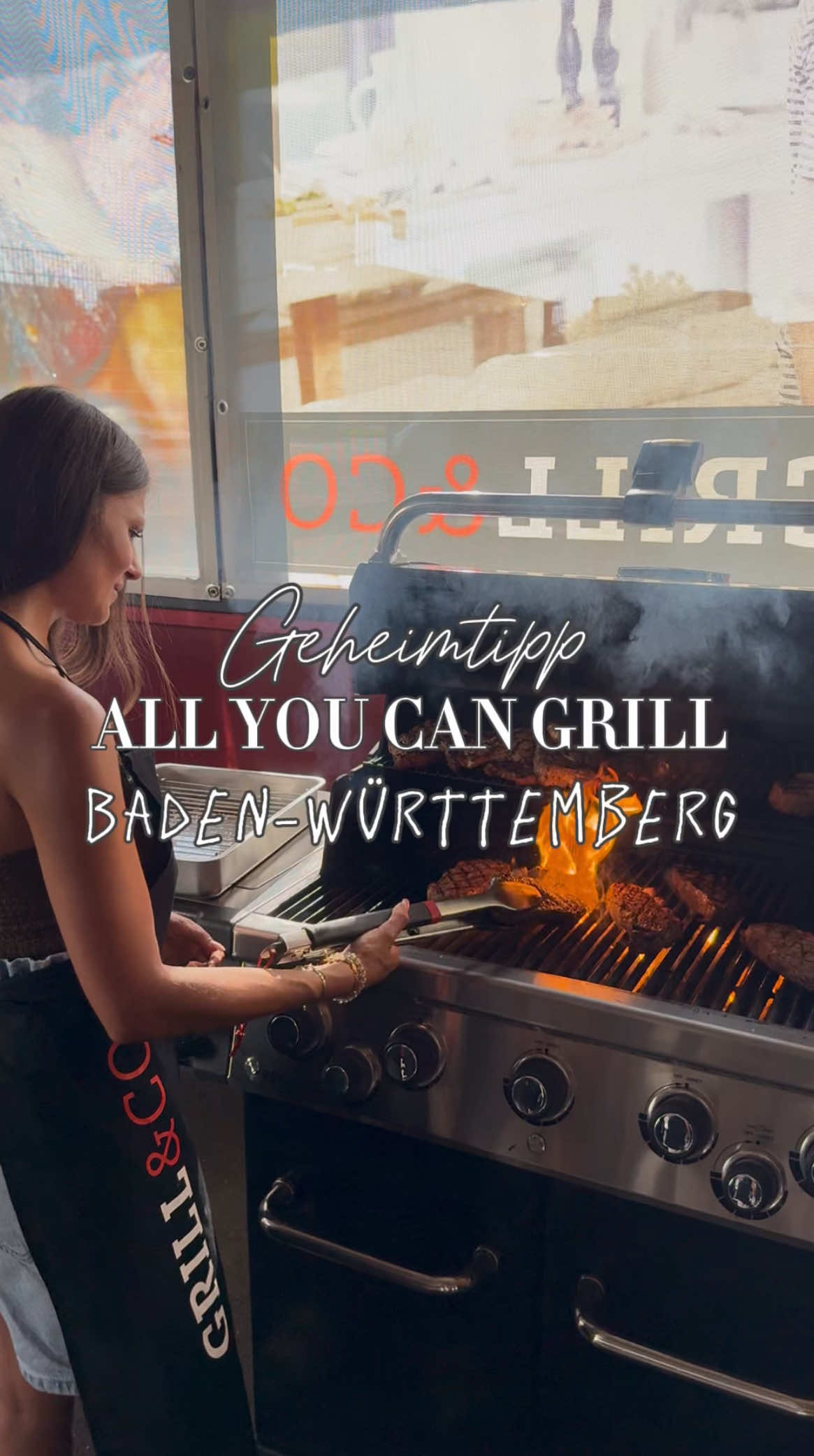 All you can grill 🍗✨ *WERBUNG/VERLINKUNG* ➡️ @grillundco  📍 Bertha-Benz-Straße 1, 74343 Sachsenheim Was nützt der perfekte Grill und das ganze Equipment, wenn man nicht das passende Know-how dazu kennt? 😇  Das haben die hier erkannt und deshalb befindet sich angeschlossen an das Fachgeschäft eine voll ausgestattete Grillschule, mit den coolsten Cooking classes für den Sommer, aber auch im Winter super beliebt. In ca. 4,5 Stunden lernt ihr von dem absoluten Grillprofi Frank Gackenheimer und nutzt dabei die Beste Grillausrüstung!   Es gibt verschiedene Seminare, mit unterschiedlichen Schwerpunkten, Schwierigkeitsstufen und Grillmenüs. So lernt ihr nicht nur neue Techniken und Rezepte kennen, sondern bekommt noch ein 5 Gänge Menü vom Grill, bis ihr alle mehr als satt seid. Inkl, sind natürlich auch alle Getränke - Softdrinks und verschiedene Alkoholische Getränke. Und das krasse: es kommt nur Premium Fleisch 🥩 aus artgerechter, nachhaltiger Tierhaltung, beste Lebensmittel und Produkte ohne künstliche Geschmacksverstärker auf den Tisch/Grill.   Wir haben das Grillseminar „Steak und Burger“ gewählt für einfach nur 159€ pro Person. Denn schaut mal was da alles dabei ist: * Philly-Style Cheesesteak Sandwich vom Kikok Freiland Maishuhn * Burger  * Dry Aged T-Bone Steak mit Räuchersalz * Kotellets und Karree vom „Schwäbisch Hällischen Schwein“ inkl Beilage * Dessert: bei uns war es der American Cheesecake * nicht alkoholische Getränke, Bier, verschiedene ausgewählte Weiß- und Rotweine * Rezepte zum Seminar und eine Grill&Co Grillschürze   Geile Cooking Class oder? 😍 Und mit dem Code: Valeria10 bekommt ihr sogar 10% auf alle Grillseminare! 🤭✨   ___________________________________________ #foodguide #allyoucan #rubandsmoke #Grillundco #stuttgart                           