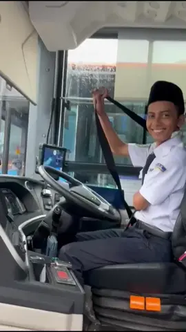 trending topik #transjakarta  #pramudimudatransjakarta 