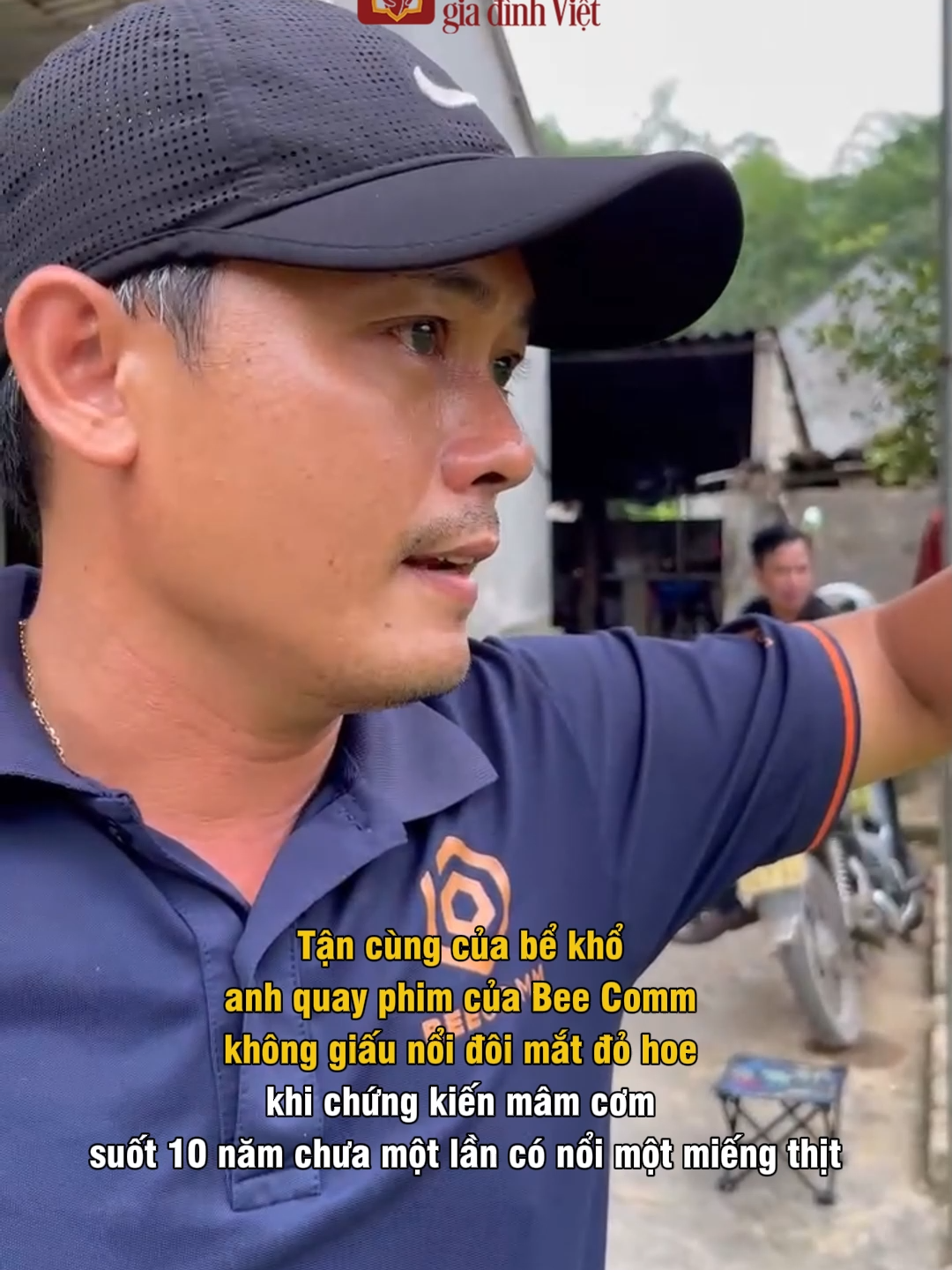 Tận cùng của bể khổ!anh quay phim của Bee Comm không giấu nổi đôi mắt đỏ hoe khi chứng kiến mâm cơm suốt 10 năm chưa một lần có nổi một miếng thịt. #sechiacungmaiam #maiamgiadinhviet #BEECOMM