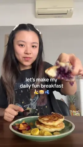 have been craving pancakes for brekkie & overripe bananas = perfect excuse 🥞🙂‍↔️🍌🫐 #creatorsearchinsights #brunch #breakfast #pancake #bananapancake 