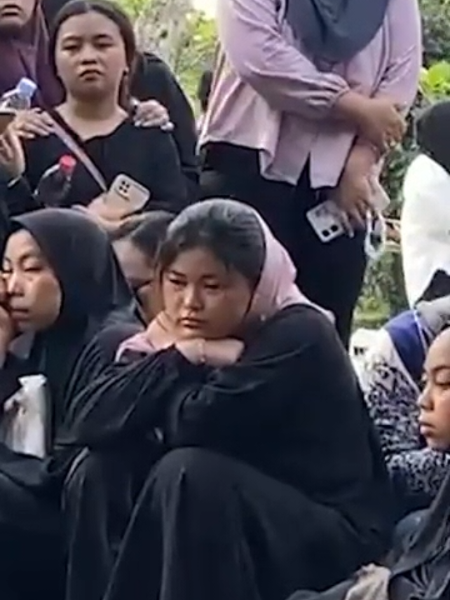 gak tega liat anak mpok alpa saat pemakaman mpok alpa #mpokalpa #mpokalpameninggal 