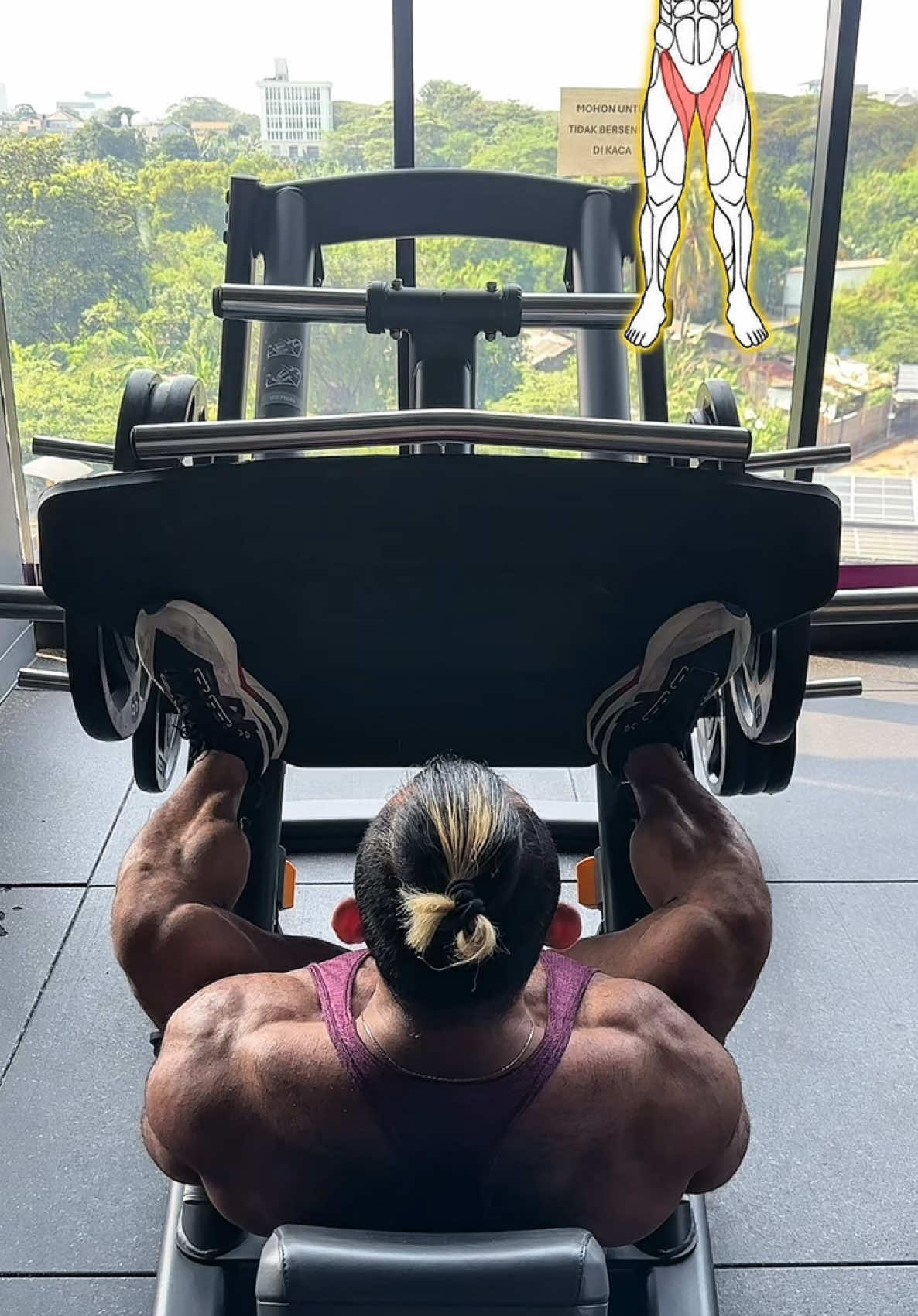 Tips Latihan Kaki di Leg Press Machine: 	1.	Posisi Kaki Menentukan Fokus Otot 	•	Kaki atas di papan: lebih banyak kena glutes & hamstring 	•	Kaki bawah di papan: lebih banyak kena quads (paha depan) 	•	Kaki lebar: lebih aktifkan inner thighs (adductor) 	•	Kaki sempit: fokus ke outer quads 	2.	Jangan Kunci Lutut 	•	Saat mendorong, jangan luruskan lutut sepenuhnya. 	•	Tetap ada sedikit tekukan biar sendi lutut tetap aman. 	3.	Gerakan Penuh dan Terkontrol 	•	Turunkan pelan-pelan, dorong naik dengan kontrol. 	•	Hindari dorongan cepat atau pantulan. 	4.	Posisi Punggung Tetap Menempel 	•	Jangan angkat bokong atau punggung bawah dari sandaran saat turunkan beban. 	•	Ini penting banget buat cegah cedera pinggang. 	5.	Pakai Beban Sesuai Kemampuan 	•	Jangan terlalu berat sampai bikin form jadi kacau. 	•	Mending form bagus dengan beban sedang, daripada berat tapi ngerusak postur. 🎥 @k3y  #dodysyahputra #evolene #gym 