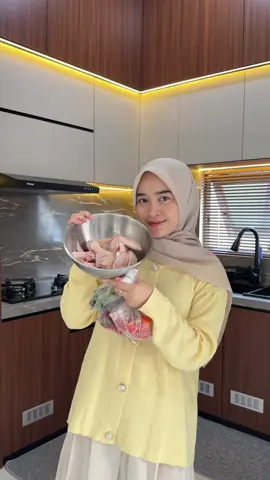 masak ayam goreng terasi daun jeruk, hasilnya lebih cantik karena pakai minyak goreng Bimoli @BIMOLI, PALMIA & HAPPY  #RekreasiViralBimoli #SempurnakanBahagiamu