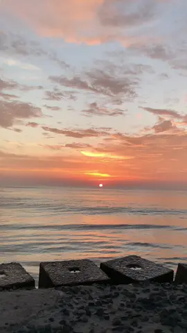 Yang galau boleh komen wkwk#pantaibatutahu#sunsetpantai#bengkulu #sunsetsore#fyppppppppppppppppppppppp 