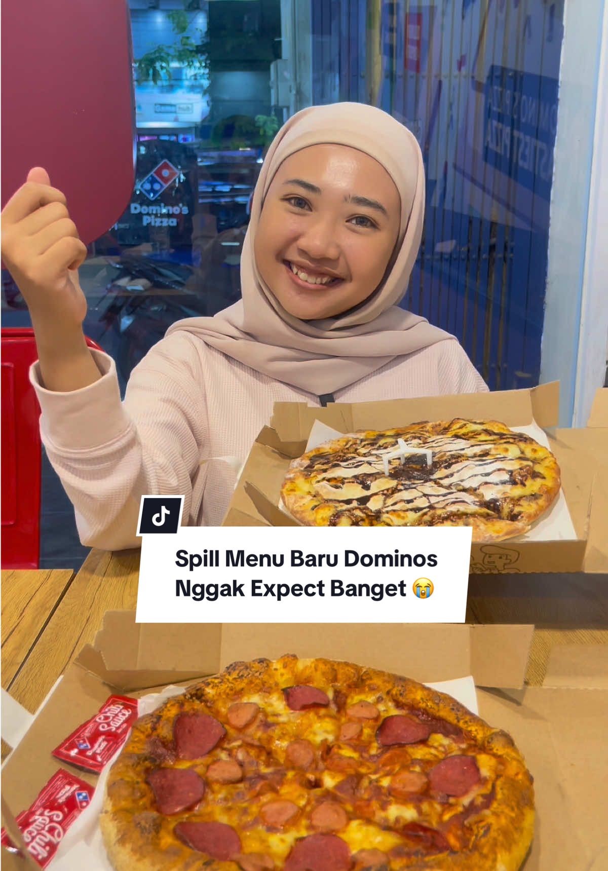 GEBRAKAN BARU DOMINO’S PIZZA 😱 sekarang jualan MARTABAK MANIS 🤤🤤🤤🤤  Nama menunya Pie Martabak Pizza, isinya dominan coklat dan keju, endull banget plisss, kalau kamu sweettooth pasti suka !!! LAGI PROMO BUY 1 GET 1 KHUSUS PEMBELIN DARI LOKASI VIDEO AKU 🤩 #goacademydining #promomakanmerdeka #dominos #promotiktok #promodominospizza 