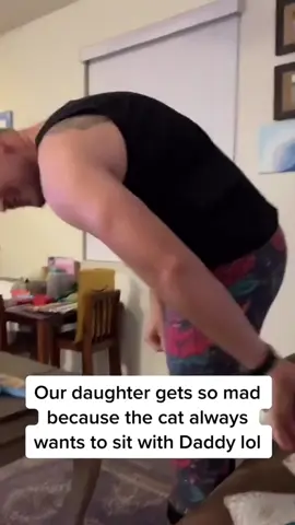 My cat chooses men without hesitation. #funnycat #funnytiktok #funnycatvideo #foryou #fyp #funny #cat #funnymoments #cats 