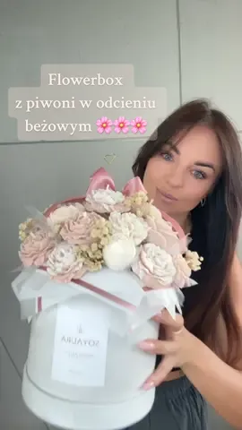 Opis: „Myślisz, że to bukiet kwiatów? 🌸 To w 100% ręcznie robione świece sojowe ✨ Idealny prezent i dekoracja w jednym!” #soyaura #świecesojo #flowerbox #handmadewithlove #unikatowyprezent 