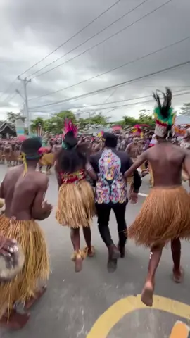 #hutri80 #biakpapua Karnaval Tingkat SMU & SMK Biak Numfor, Dalam Rangka Memeriahkan HUT Kemerdekaan RI ke 80. Seni Adalah Identitas Budaya Anak Bangsa. Lestarikan Wor, Jangan Sampai Hilang Ditelan Waktu. Love You Sup Byaki  Sup Sinan o Bekapari, Befaduru ya Rao, yabamyasi yoe Au Be Sup Yanabo. 