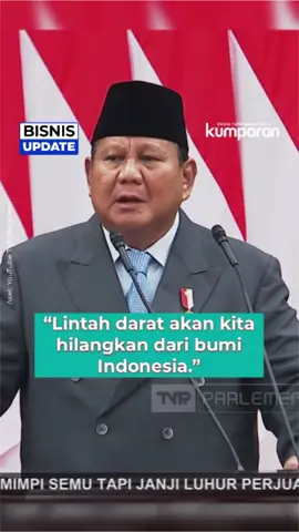Presiden Prabowo Subianto menegaskan komitmennya untuk menghapus praktik pinjaman berbunga tinggi dari rentenir atau lintah darat di Indonesia. Dalam pidato pengantar RUU APBN 2026 di Ruang Paripurna DPR RI, Jumat (15/8), ia menyatakan bahwa tidak boleh ada lagi rakyat yang terjerat bunga pinjaman tidak masuk akal. “Tidak boleh ada rakyat kita lagi yang pinjam uang dari rentenir dengan bunga yang tidak masuk akal. Lintah darat akan kita hilangkan dari bumi Indonesia,” ujarnya saat membacakan pidato pengantar RUU APBN 2026 di Ruang Paripurna, Kompleks Parlemen, Jakarta, Jumat (15/8). Sebagai solusi, pemerintah menyiapkan pendanaan murah melalui bank-bank Himbara yang akan disalurkan ke koperasi desa dan kelurahan Merah Putih dengan bunga rendah. Prabowo meyakini langkah ini akan menggerakkan ekonomi lokal di pedesaan, mempersingkat rantai distribusi logistik, menciptakan lapangan kerja, mengurangi kemiskinan, serta memperkuat ketahanan pangan. 📸: Dok. YouTube TVR Parlemen. Follow WhatsApp Channel kumparan untuk dapat Informasi terpercaya dikirim langsung ke WhatsApp kamu. Ketik kum.pr/WAchannel di browser kamu sekarang, agar bisa share informasi tanpa ragu. #bisnisupdate #update #bisnis #vidol #prabowo #sidang #mpr #dpr #dpd #rentenir #koperasi #info #beritaterkini #berita #infoterkini #bicarafaktalewatberita #kumparan