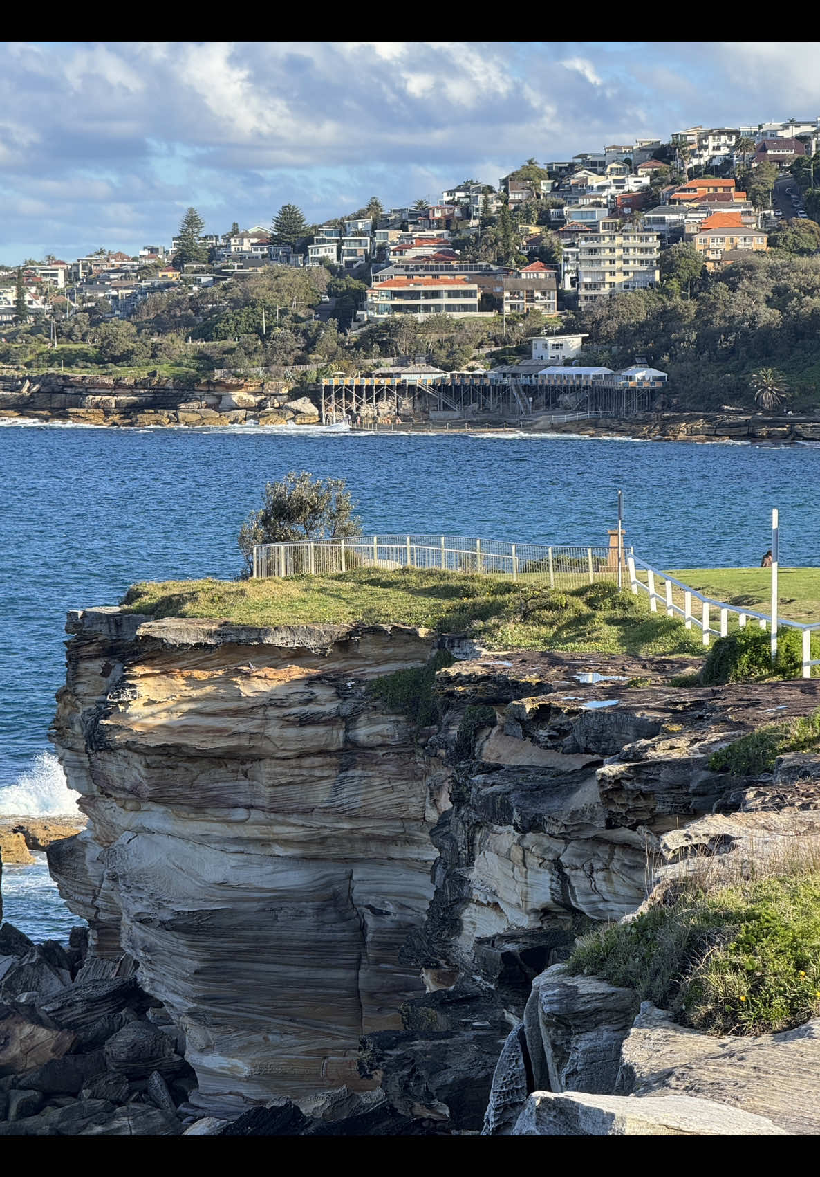 Always get intoxicated by the blue at Coogee in Sydney 💙 #coogee #bluesea #healingscenery #beautifulsea #sydney 