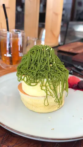 東京で食べられる絶品抹茶スイーツ2店舗！ ①茶々工房 Kiyosumi 最寄り駅：清澄白河駅（東京都） 日本茶と鉄板スイーツを組み合わせた新感覚カフェ。名物の抹茶パンケーキは目の前の鉄板で一枚ずつ焼き上げられ、生搾り抹茶モンブランをトッピングされており絶品！ 住所：東京都江東区三好1-5-4 最寄り駅：清澄白河駅A3出口から徒歩3分 営業時間：12:00〜19:00（L.O.18:00） 定休日：月曜・火曜（月曜が祝日の場合は火曜のみ休業） ②北海道めんこい鍋くまちゃん温泉 最寄り駅：渋谷駅（東京都） 絵本の世界に入り込んだような非日常空間で、かわいいくまちゃん型鍋やスイーツを楽しめる体験型エンタメレストラン！ ふわっと軽い氷に濃厚な抹茶シロップがたっぷり染み込んでいて、ひと口目から抹茶の香りとほろ苦さを楽しめます！ 住所：東京都渋谷区宇田川町32-12 Assorti渋谷 3F 最寄り駅：渋谷駅から徒歩約5分 営業時間：11:00〜22:30 定休日：記載なし #東京グルメ #tokyo #japanesefood 2 Must-Try Matcha Dessert Spots in Tokyo ① Chacha Kobo Kiyosumi – A Japanese tea and teppan dessert café in Kiyosumi-Shirakawa. The signature matcha pancake is cooked right in front of you and topped with fresh matcha mont blanc—absolutely divine. ② Hokkaido Menkoi Nabe Kuma-chan Onsen Shibuya – An entertainment-style restaurant where you can enjoy adorable bear-shaped hotpots and matcha sweets in a whimsical, storybook-like space. The matcha shaved ice is light and fluffy with a rich matcha syrup that delivers aroma and a pleasant bitterness from the first bite.