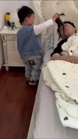 The child and the frog 🐸 #funny #foryou #baby #frog 
