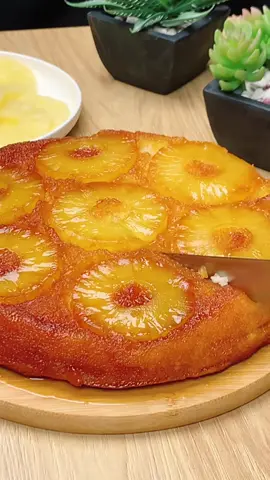 Ingrediente: 3 ouă 1 cană zahăr Vanilie 1 cană lapte Jumătate de cană ulei 2 căni făină 10 gr praf de copt 1 cană zahăr (îl vom carameliza) O conservă de ananas La cuptor timp de 45 minute 170 grade Celsius Poftă bună!  