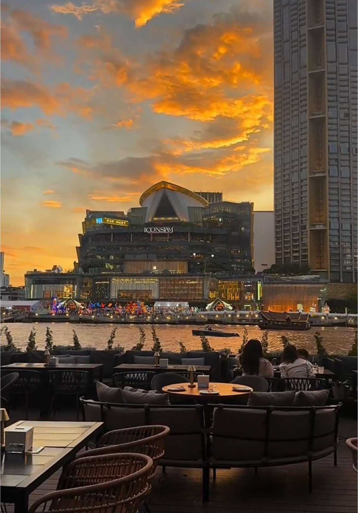 Golden Hour at High Tide Bangkok 📍 Hightide Eatery & Bar เปิดให้บริการทุกวัน 12.00 - 00.00 น. สำรองที่นั่ง : 095-406-0921  ##hightide##hightidebkk##bangkok##bangrak##reviewbangkok##เจริญกรุง##riverfront##เจริญกรุง##riverfront##chaopraya##sunset##dinner##vibe##riverside#ร้านอาหารริมน้ำเจ้าพระยา ##ฟีด#tiktokขึ้นฟีดที 
