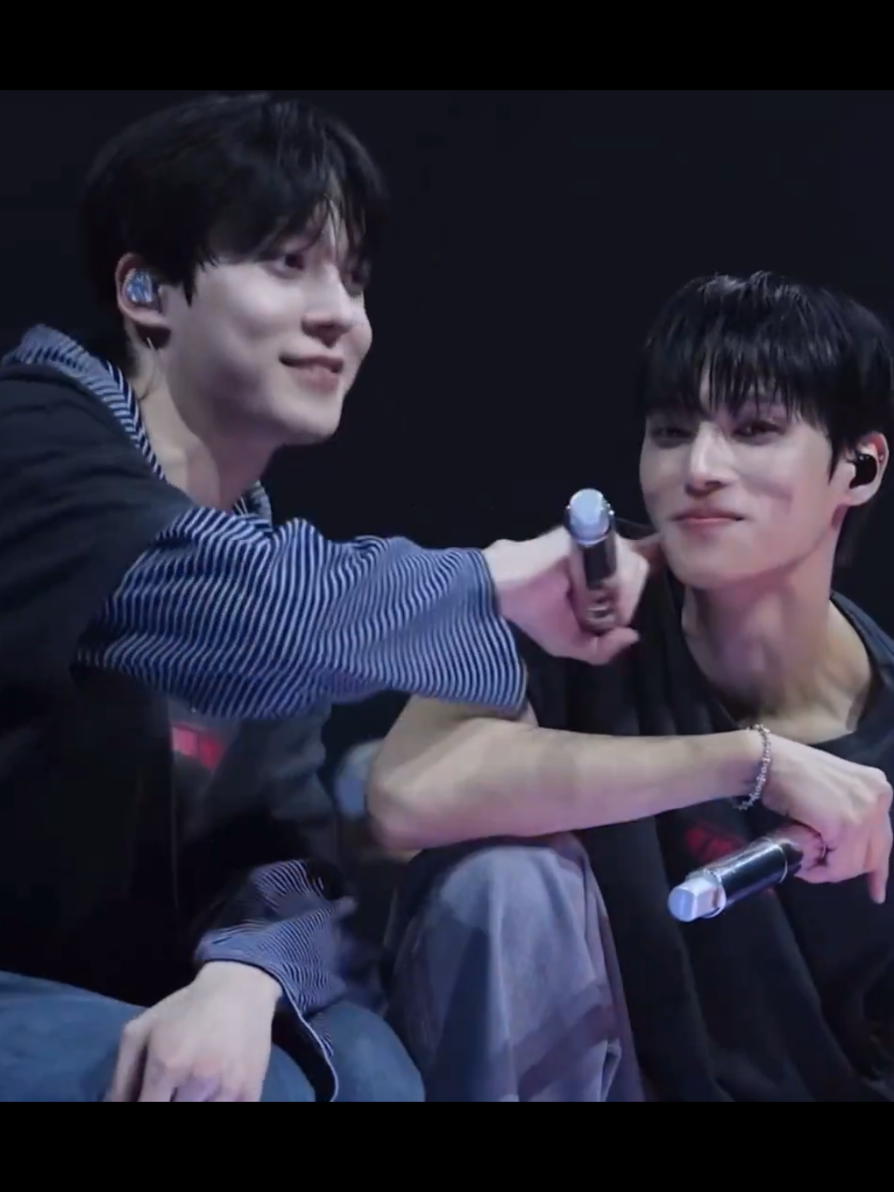 A few clips of Wooyoung on stage during the encore in Tacoma, surrounded by Atinys and his beloved members ✨💜😭He really belongs on stage !!  #wooyoung #kpop #ateez #yunwoo #woosang 