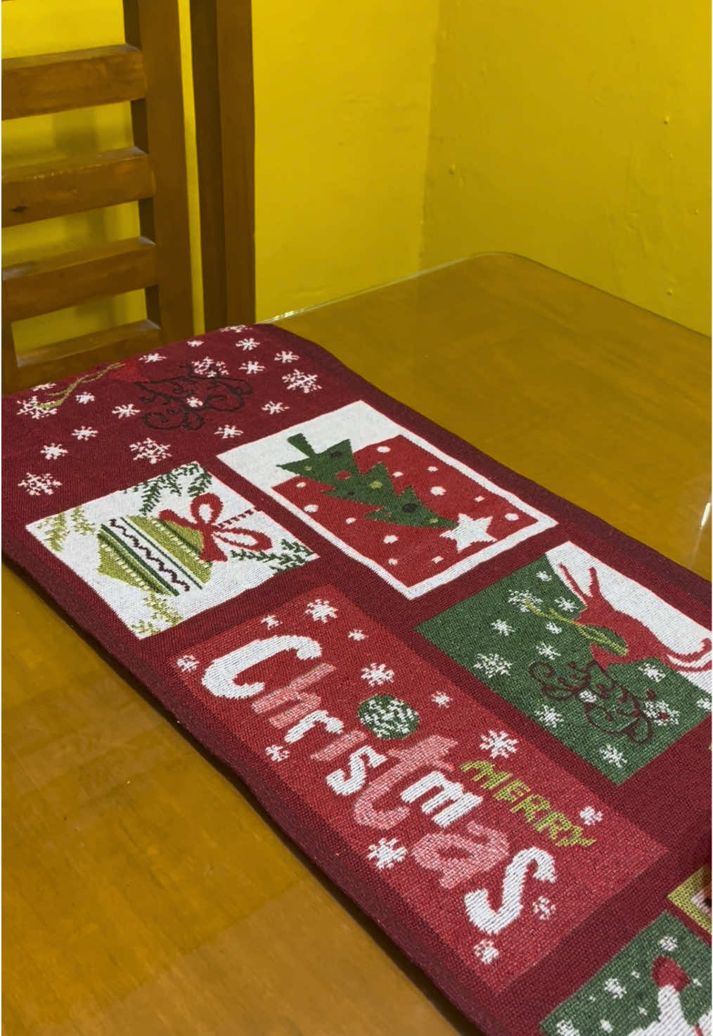 #ChristmasTableRunner #TableRunner #6seatertablerunner #ChristmasDecor #Christmasprinttablerunner 
