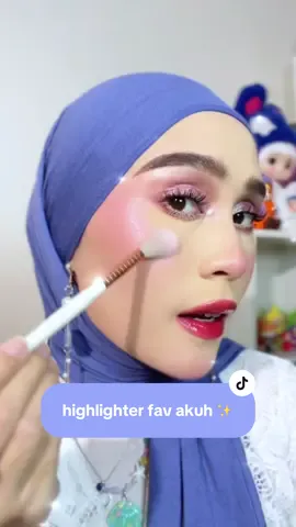 laporan guys... highlighter fav aku akhir-akhir ini emang lagi si @Kiva Cosmetics Iconic Glow Highlighter yang shade Frost Blush🩷✨ biasanya aku suka yang Pearl Luminance🐚 tapi ternyata yang Frost Blush ini waktu itu pas aku pake buat olahraga chantik banget!!! jadi aku pake terus juga buat makeup yang menor ginih hihihi😆😆 kalo kalian follow aku dari dulu, u knowwww aku pecinta highlighter garis keras🫶🏻✅ #highlighterlokal #highlighter #makeup
