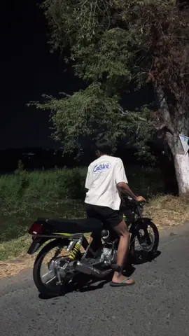 kaos boxy ada di krnjng kuning sam,di buat herex biar kece😋. #ajr_garage  #glbledug  #farel_engine  #w9style 