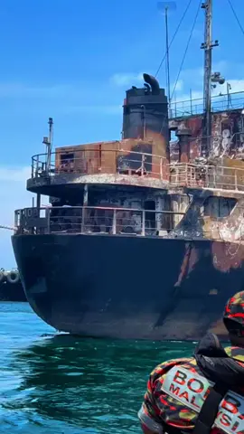 Kemaman, 15 Ogos 2025 – Operasi mencari dan menyelamat (SAR) dan HAZMAT susulan penemuan sebuah kapal tanpa kru, MT108, di Perairan Pelantar Semangkok A, telah ditamatkan selepas tiada mangsa atau ancaman gas beracun dikesan di dalam kapal. Operasi diketuai oleh PgKB II Rohaya Binti Jamil bersama anggota dari Balai Bomba dan Penyelamat Chukai, Kerteh, Cheneh dan Gebeng, melibatkan kerjasama Jabatan Bomba dan Penyelamat Negeri Pahang, Agensi Penguatkuasaan Maritim Malaysia (APMM) dan Polis Diraja Malaysia (PDRM) dengan kekuatan keseluruhan lebih 70 anggota. Pasukan Hazmat yang ditugaskan memeriksa kapal mengesahkan tiada kehadiran gas berbahaya, manakala pencarian menyeluruh juga tidak menemui sebarang mangsa. Operasi tamat secara rasmi oleh YS Pengarah JBPM Terengganu. #MT108           #KerjasamaAgensi      #KapalHantu   #JBPM   #APMM   #PDRM   #Hazmat