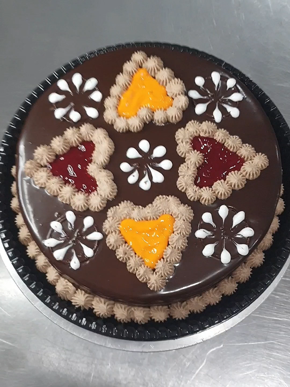 PARA FACILITAR OS DESENHOS NO BOLO USE AROS PARA MARCAÇÃO. EXEMPLO: ARO DE CORAÇÃO. #bolo #bolosdecorados #cake #cakedecorating #cakedesign 