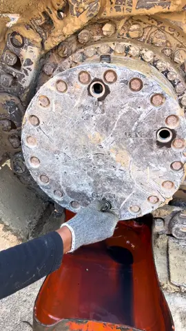 Ganti oli final drive per 1000jam kerja #kepitinggunung69 #opratorexcavator #fyp 