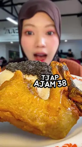 Resto spesialis ayam goreng kampung yang selalu rame!  Lokasi : 📍Rumah Makan Tjap Ajam 38 Jl. Naripan No. 38, Kb. Pisang, Kec. Sumur. Bandung  #asmr 