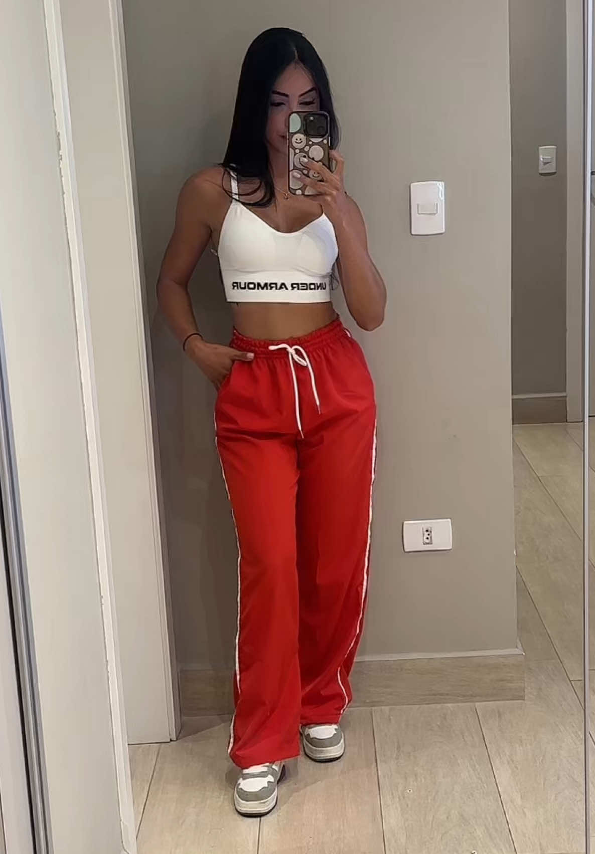 Calça reta feminina em tecido leve com elastano, cós com cordão ajustável e listras laterais. Confortável e prática para o dia a dia, unindo estilo e versatilidade no look. #CalcaRetaFeminina #ModaCasual #LookConfortavel #EstiloVersatil #Streetwear
