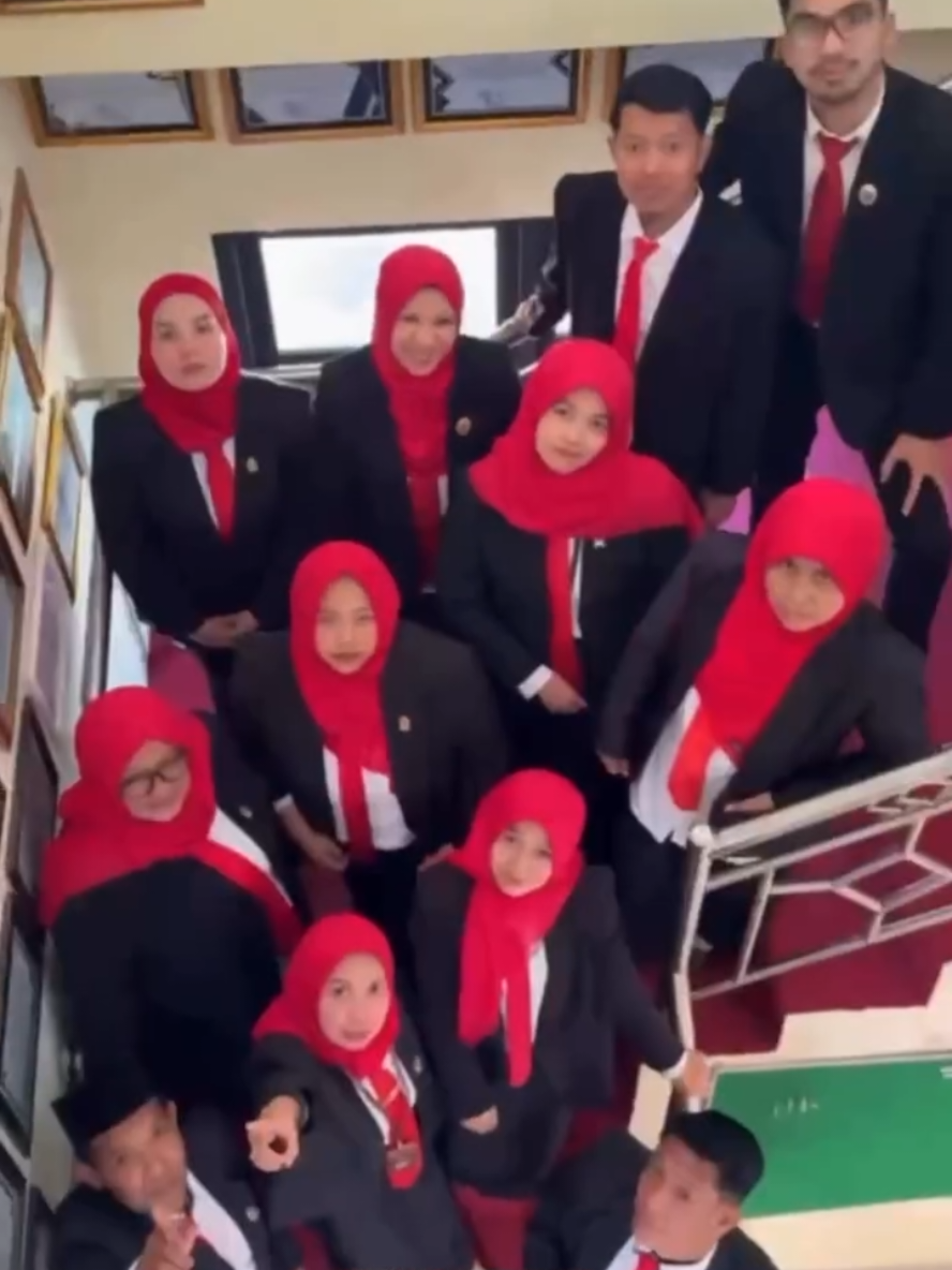 Alhamdulillah, Pengadilan Agama Soe menorehkan prestasi luar biasa dalam penilaian kinerja DITJEN BADILAG Tw II tahun 2025: - Peringkat 1 Se-wilayah PTA Kupang - Peringkat 8 Nasional kategori PA Kelas II Mari terus tingkatkan pelayanan prima dan wujudkan peradilan yang modern, transparan dan berintegritas! @pta.kupang  @ditjenbadilagmari  @humasmahkamahagung  #badilag #humasmahkamahagung #lfl #pengadilanagamasoe #ptakupang 