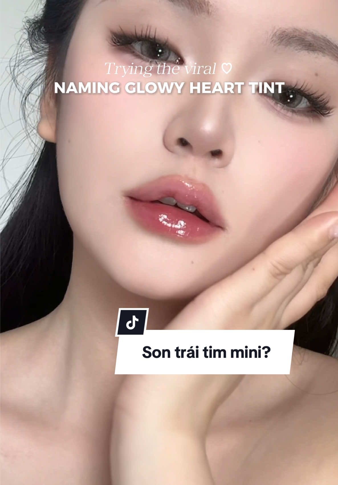 Hồi ẻm có giao diện quấn giấy bạc là t mê rồi =)) giờ ra màu be dịu hơn cute đáng iu hơn là phải thử ngay 🤭 Cơ mà chất son này sheer nha, lên màu tuỳ base môi mí bà nữa nha  #makeup #BeautyTok #sontintnaming #autumnpalette #namingreview 