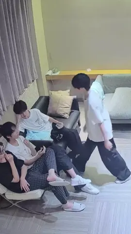 Hằng ôi. Làm cái gì vậy 🤣🤣🤣. Nụ cười của WLJ là saoooooo  #trầndịchhằng_chenyiheng_陈奕恒 #vươnglỗkiệt_wanglujie_王橹杰 #Cam🍊 