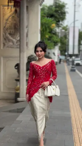 Menyambut Hari Kemerdekaan dengan mengenakan kebaya adalah cara memeluk erat warisan bangsa, menyalakan kembali semangat para pejuang, dan merayakan indahnya menjadi Indonesia  ❤️🤍