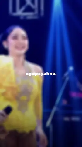 Kekepen rogoku nyilih pundakmu. ♪ NGUPAYAKNE @silvykumalasari_real #berkahtalenta #silvykumalasari #ngupayakne #dangdut #musikgram__ 