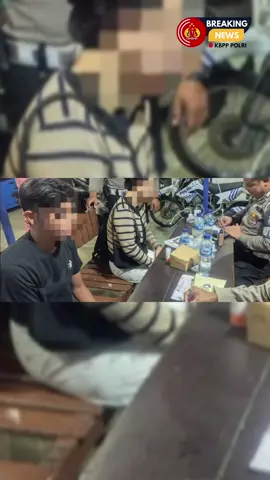 Kukar – Satuan Lalu Lintas (Satlantas) Polres Kutai Kartanegara melaksanakan penindakan kasat mata sekaligus langkah antisipasi balap liar di Jalan Woltermonginsidi, Kecamatan Tenggarong, Minggu (10/8/2024) sore. Kegiatan ini dipimpin oleh personel piket Turjawali Satlantas Polres Kukar yang terdiri dari Aipda Andreas Puguh, Bripka M. Rafiudz, Bripka Agus Budiono, Brigpol Darman, Brigpol Cucup, Brigpol Septian, Briptu Mukhamad Iqfani, dan Bripda Iqbal Maulana. Langkah ini merupakan respon cepat terhadap laporan masyarakat dan laporan di media sosial terkait aktivitas balap liar yang meresahkan, khususnya di jalur dua Tenggarong–Samarinda. Dalam operasi tersebut, petugas mengamankan pelanggar lalu lintas, termasuk pengendara yang menggunakan knalpot tidak sesuai spesifikasi teknis dan kendaraan tanpa kelengkapan administrasi. Hasilnya, 12 pelanggar ditindak dengan bukti pelanggaran (tilang), dengan barang bukti berupa 6 STNK, 3 SIM, dan 3 unit sepeda motor yang diamankan. Kasat Lantas Polres Kutai Kartanegara AKP Ahmad Fandoli menegaskan, kegiatan ini bertujuan menciptakan keamanan, keselamatan, ketertiban, dan kelancaran lalu lintas (Kamseltibcarlantas), sekaligus memberikan rasa aman bagi masyarakat. “Penindakan ini bukan hanya untuk menegakkan aturan, tetapi juga untuk melindungi pengguna jalan lain dari potensi bahaya balap liar. Kami akan terus melakukan patroli dan penindakan secara rutin,” ujarnya. Selama kegiatan berlangsung, situasi terpantau aman dan terkendali. Kepolisian mengimbau masyarakat untuk selalu mematuhi aturan berlalu lintas demi keselamatan bersama. . .  Polres Kukar #beritaterkini #kbpppolri #kbpppolribreakingnewskaltim #poldakaltim #polreskukar 