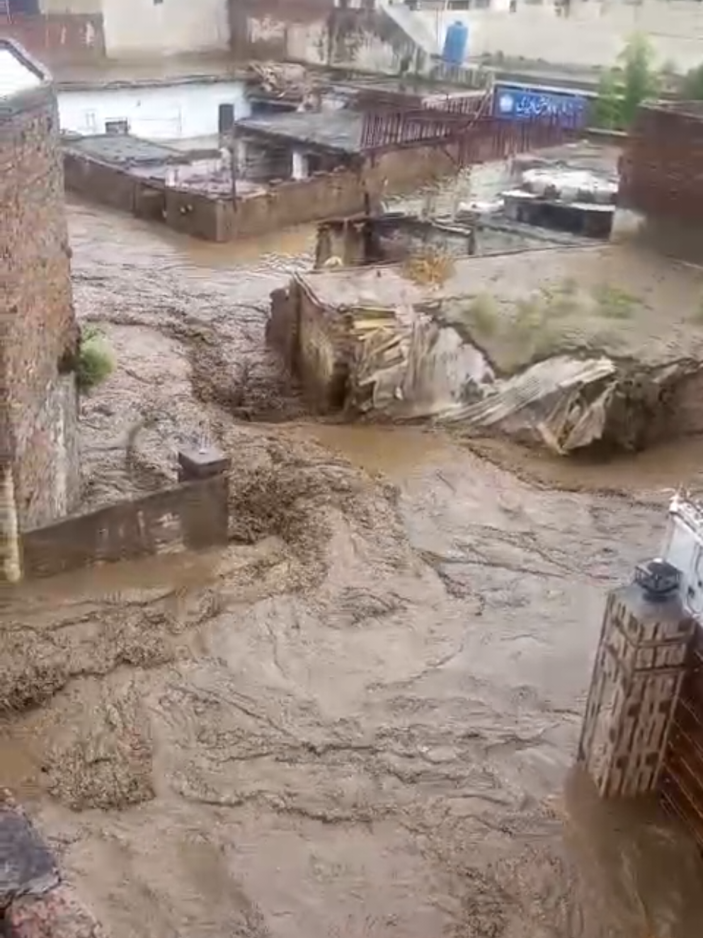 It is essential to protect yourself and your children.Protect yourself.#Protectyourself. #Flood #barish #viral #tik_tok 